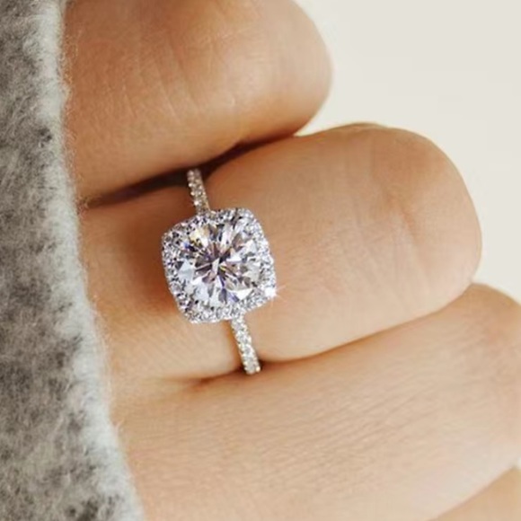 NWT Women’s zircon ring. So pretty! Silver plated Sz 7 - Picture 1 of 1